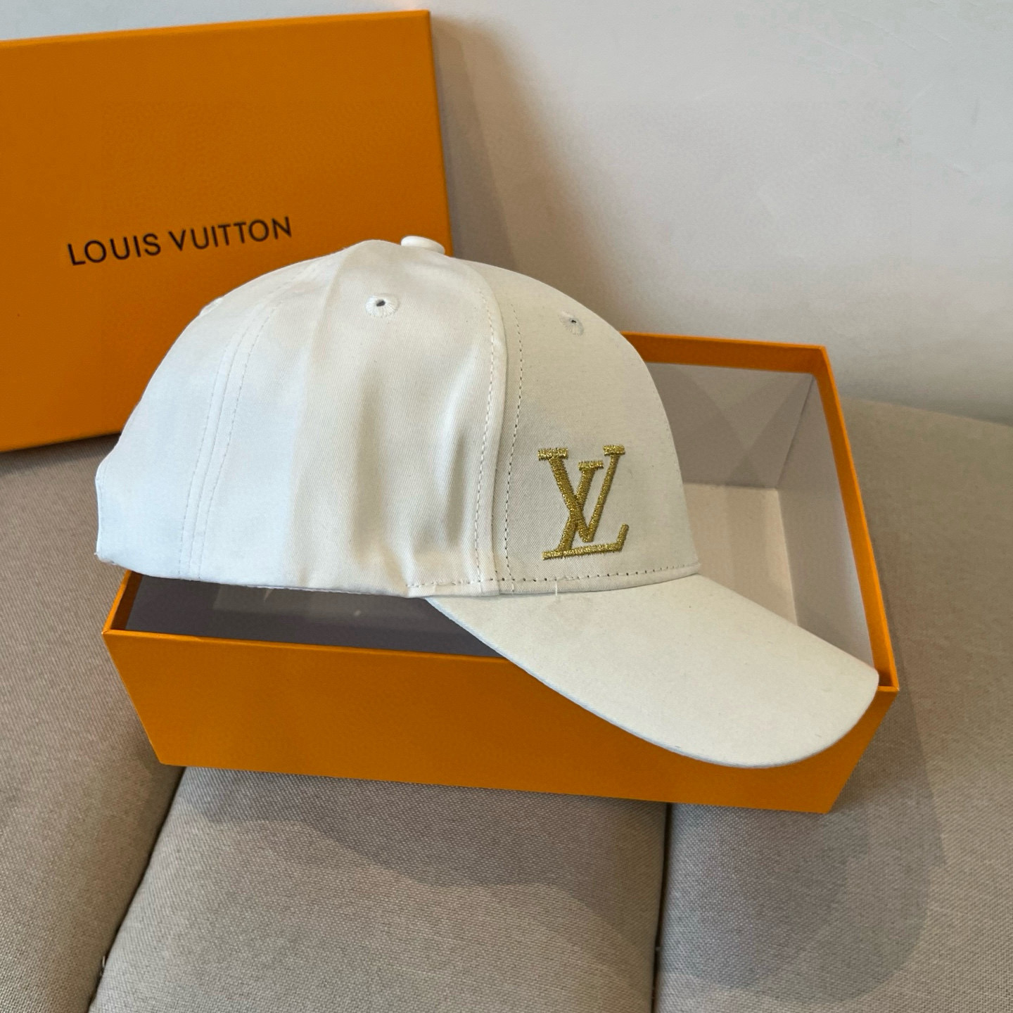 High quality and fashionable baseball cap new 3 pcs add : 18859952090 if you need size guide
