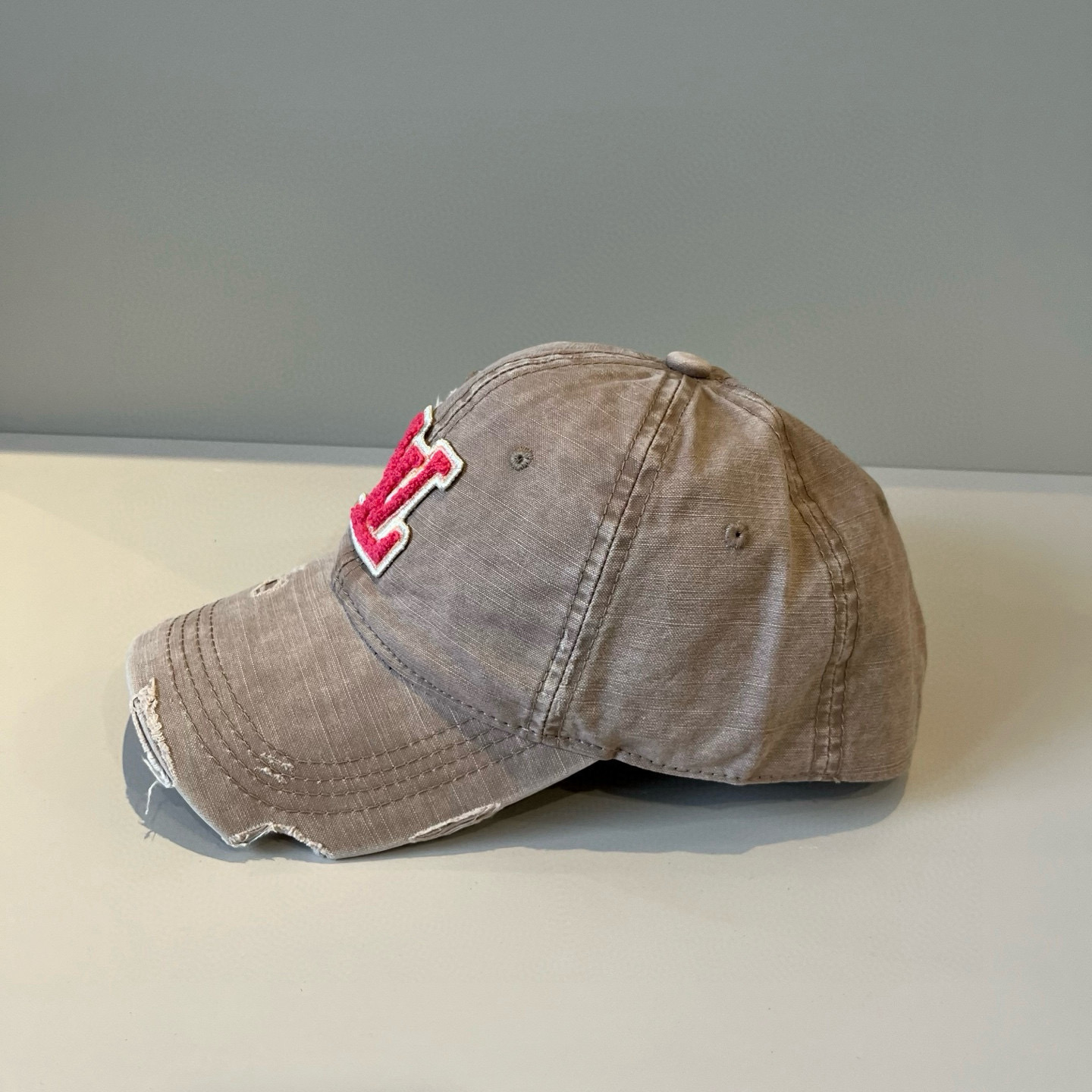 High quality and fashionable baseball cap new 3 pcs add : 18859952090 if you need size guide