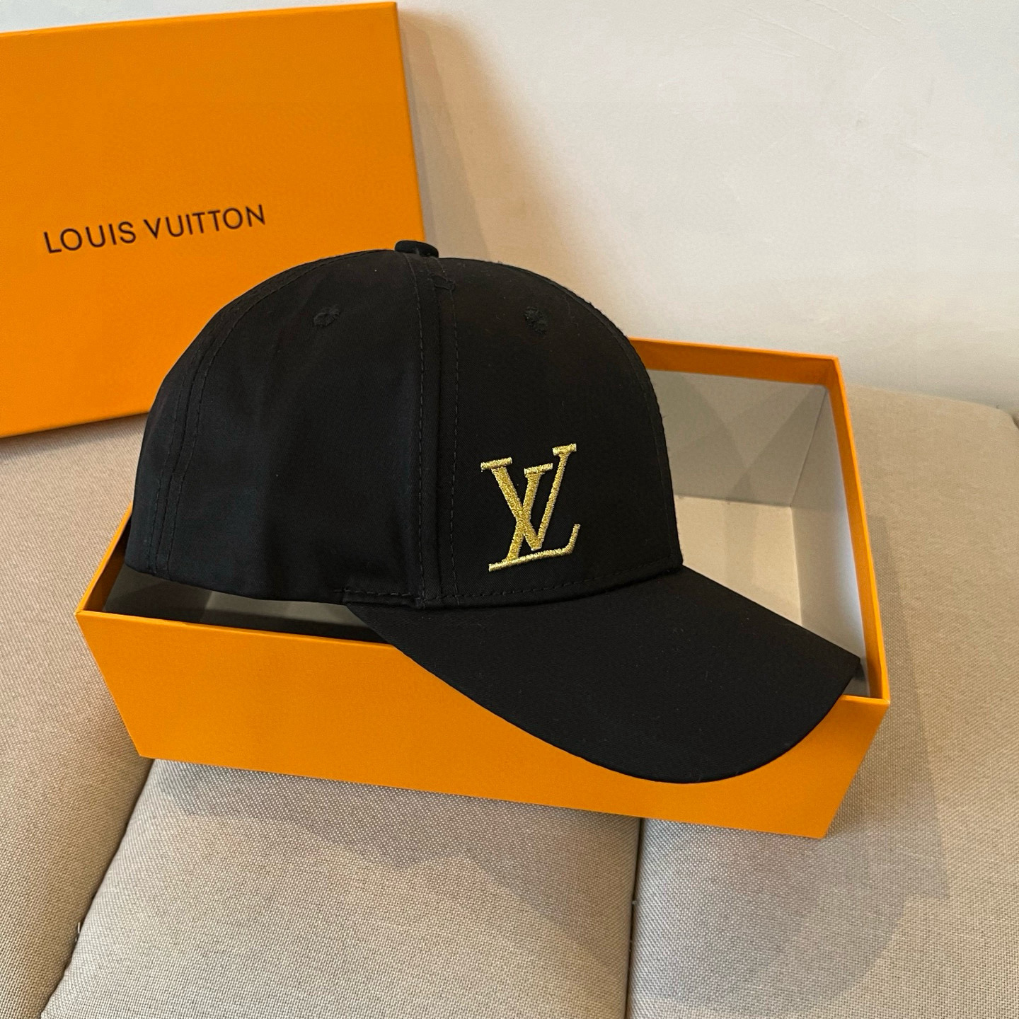 High quality and fashionable baseball cap new 3 pcs add : 18859952090 if you need size guide