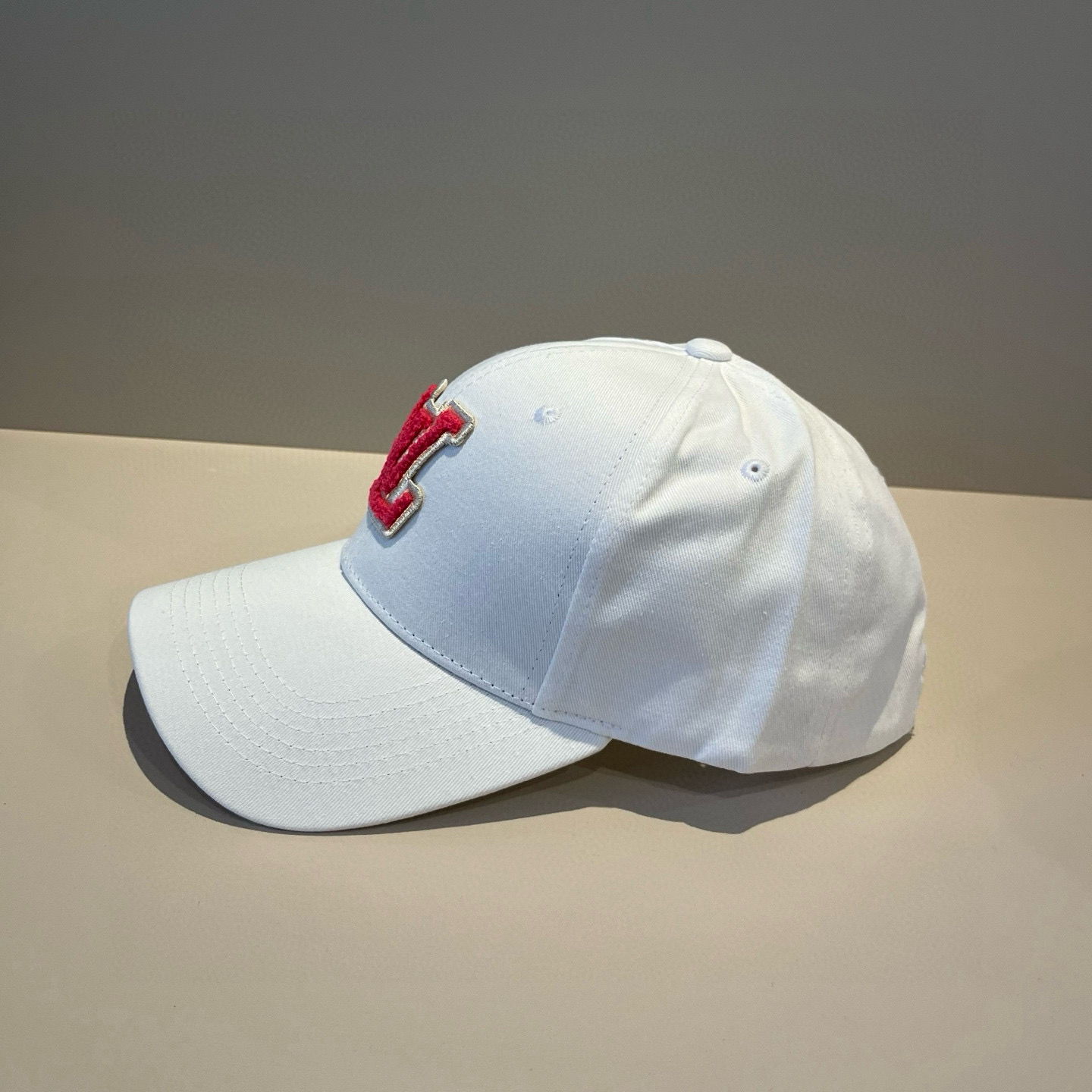 High quality and fashionable baseball cap new 3 pcs add : 18859952090 if you need size guide