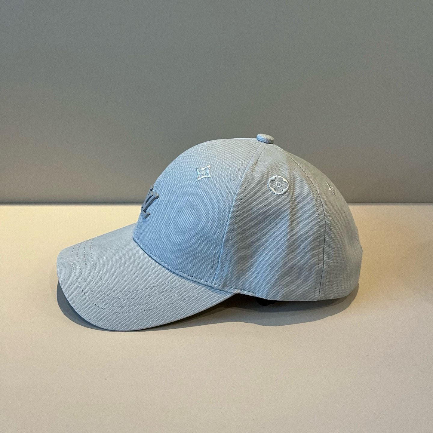High quality and fashionable baseball cap new 3 pcs add : 18859952090 if you need size guide