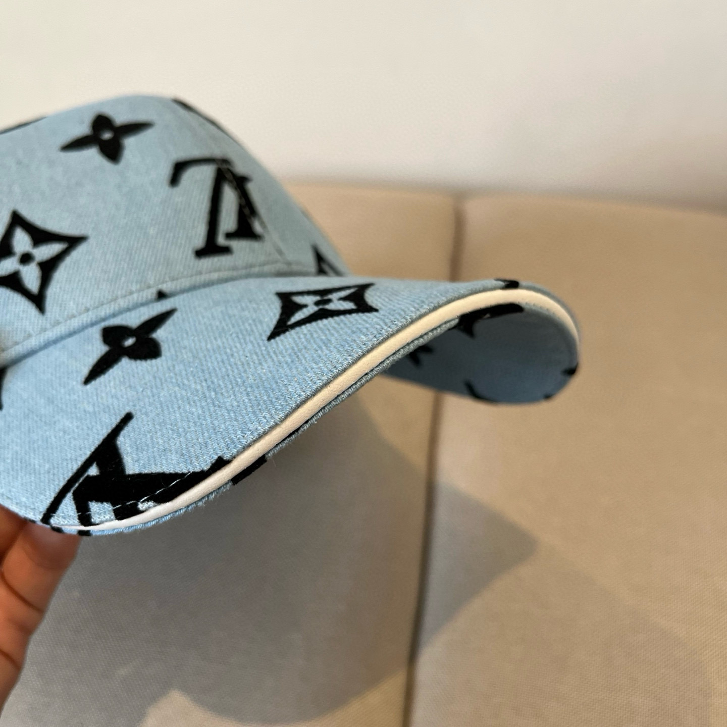 High quality and fashionable baseball cap new 3 pcs add : 18859952090 if you need size guide