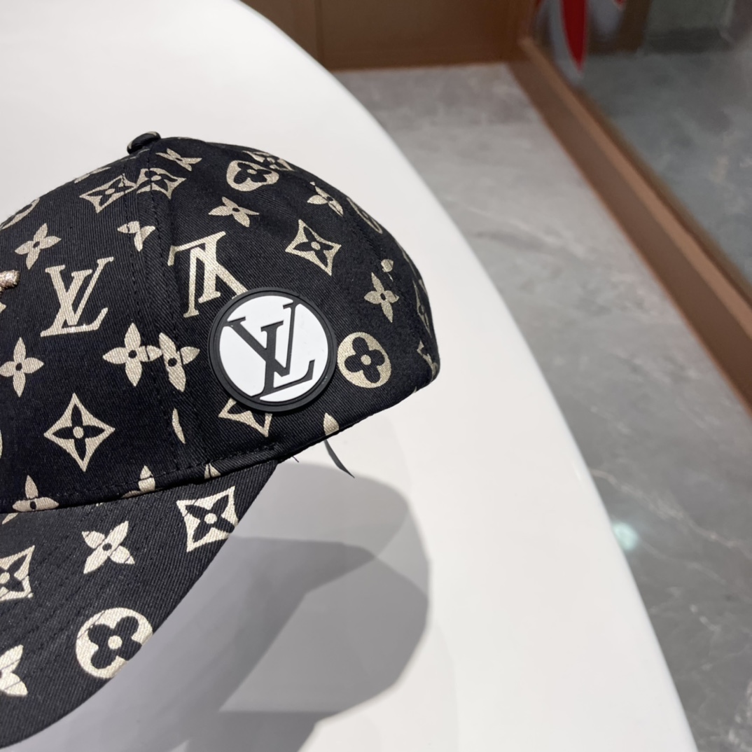 High quality and fashionable baseball cap new 4 pcs add : 18859952090 if you need size guide