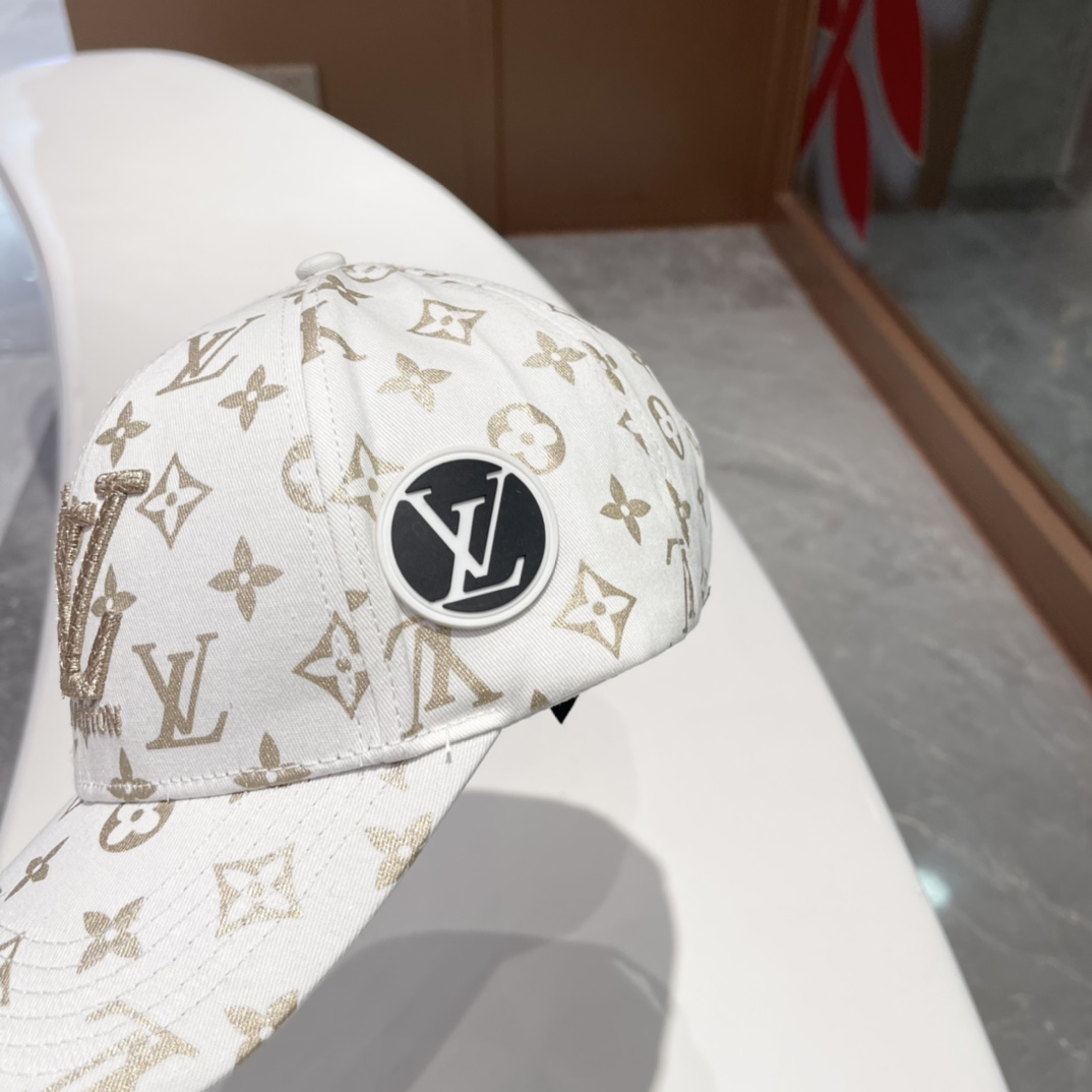 High quality and fashionable baseball cap new 4 pcs add : 18859952090 if you need size guide