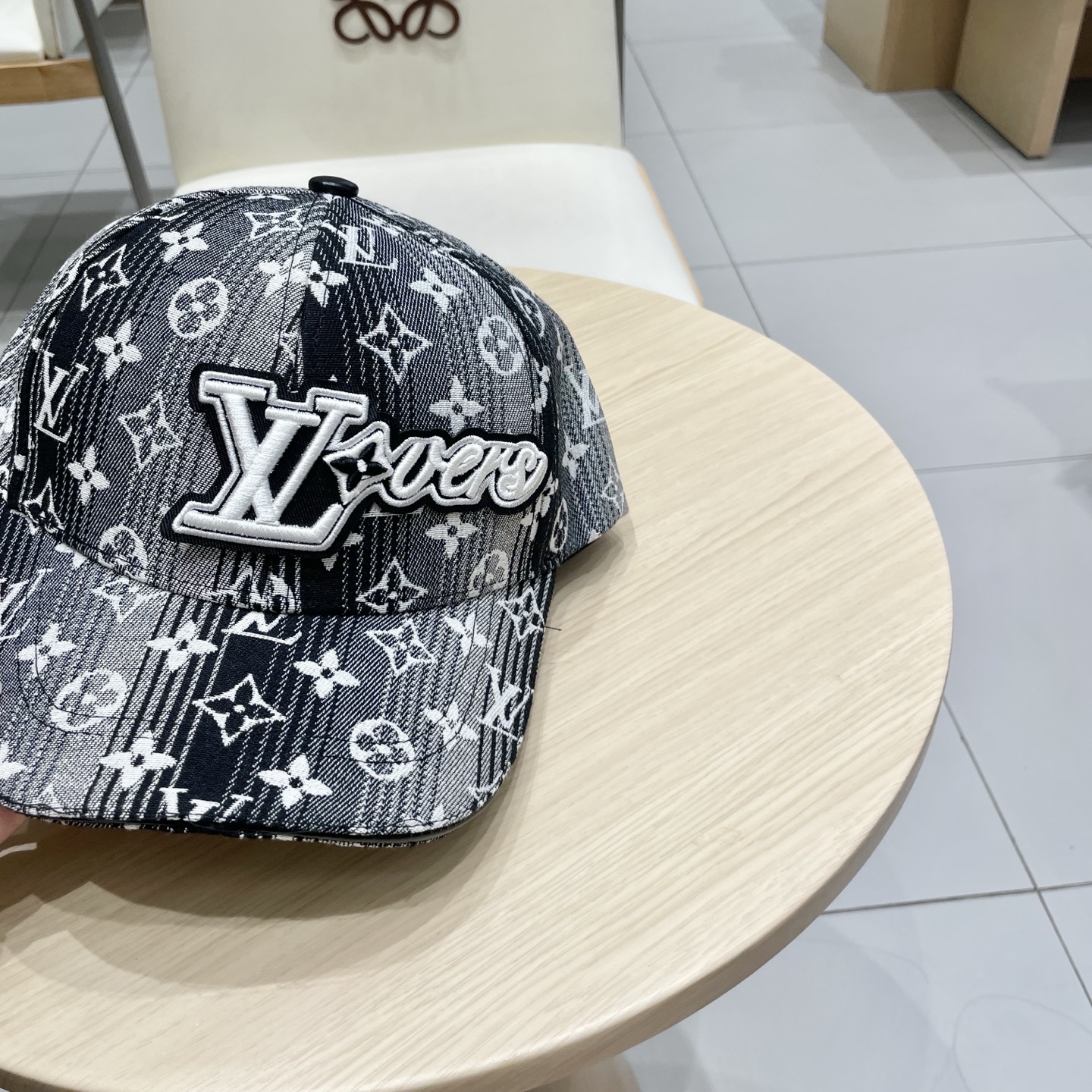 High quality and fashionable baseball cap new 4 pcs add : 18859952090 if you need size guide