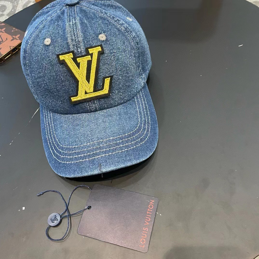 High quality and fashionable baseball cap new 4 pcs add : 18859952090 if you need size guide