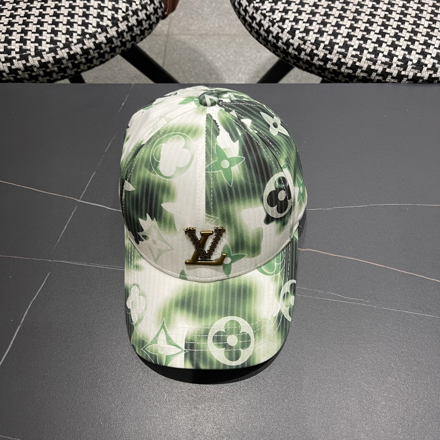High quality and fashionable baseball cap new 5 pcs add : 18859952090 if you need size guide