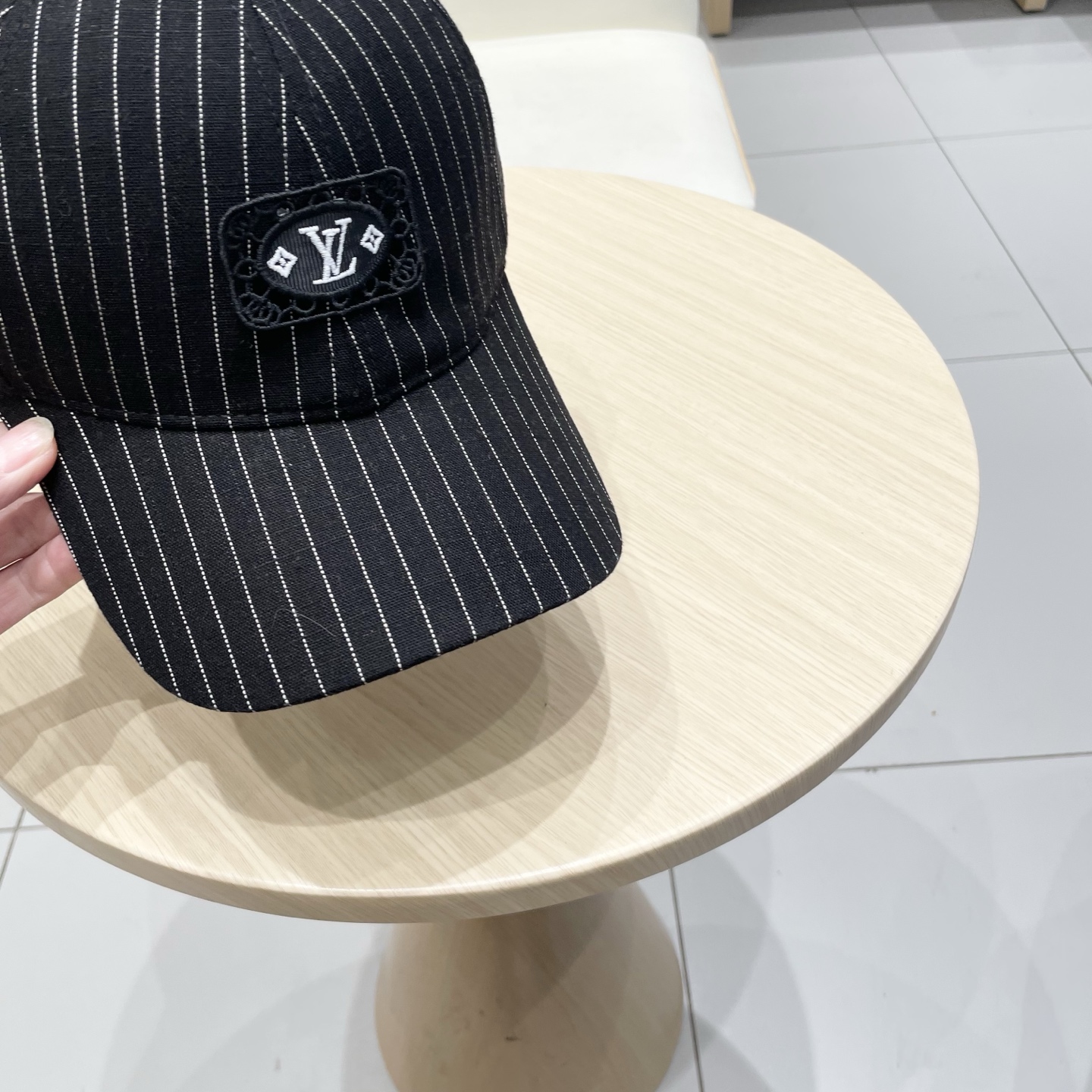 High quality and fashionable baseball cap new 5 pcs add : 18859952090 if you need size guide