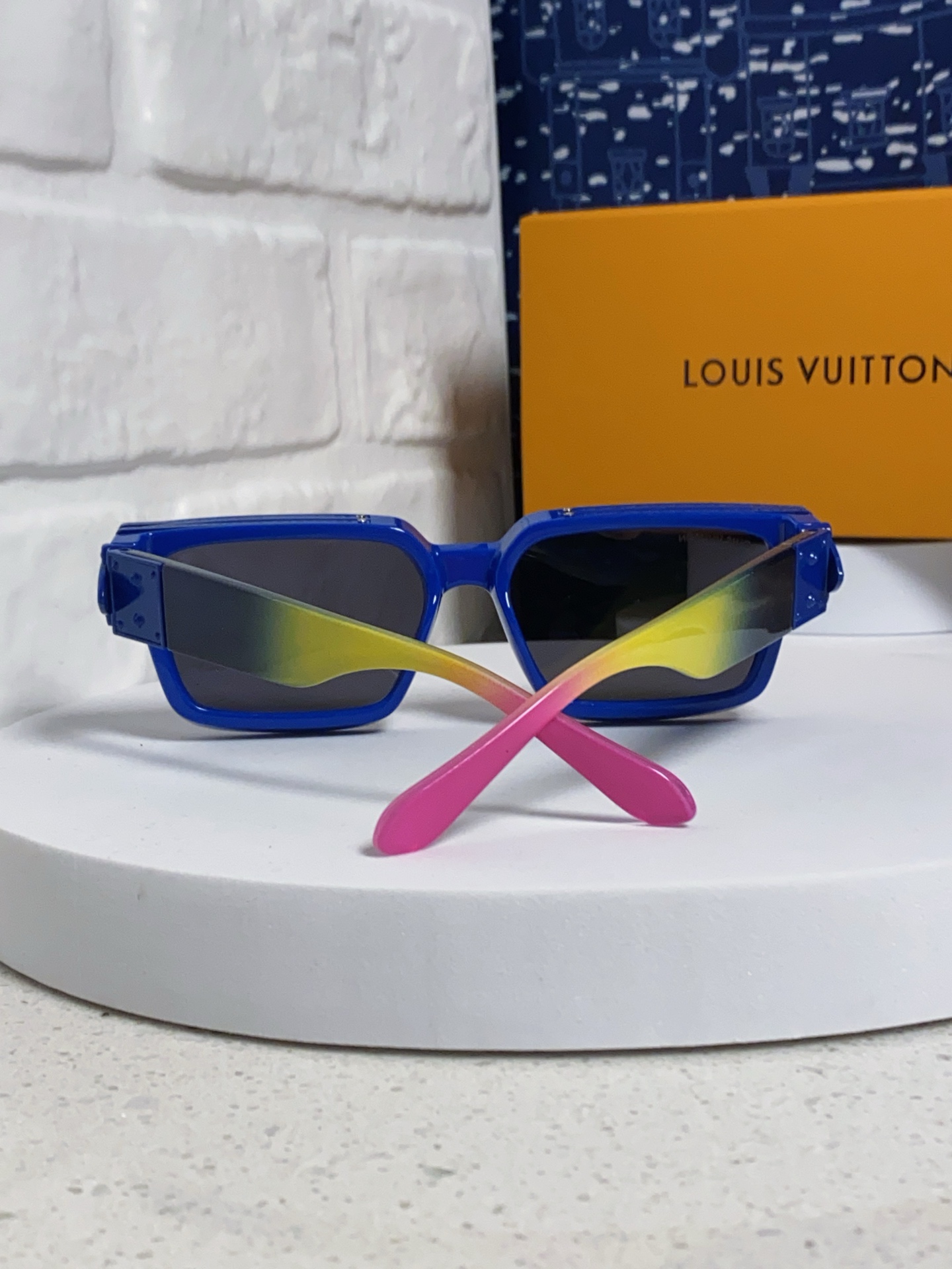 High quality temperament sunscreen sunglasses 3 pcs add : 18030258501 if you need size guide