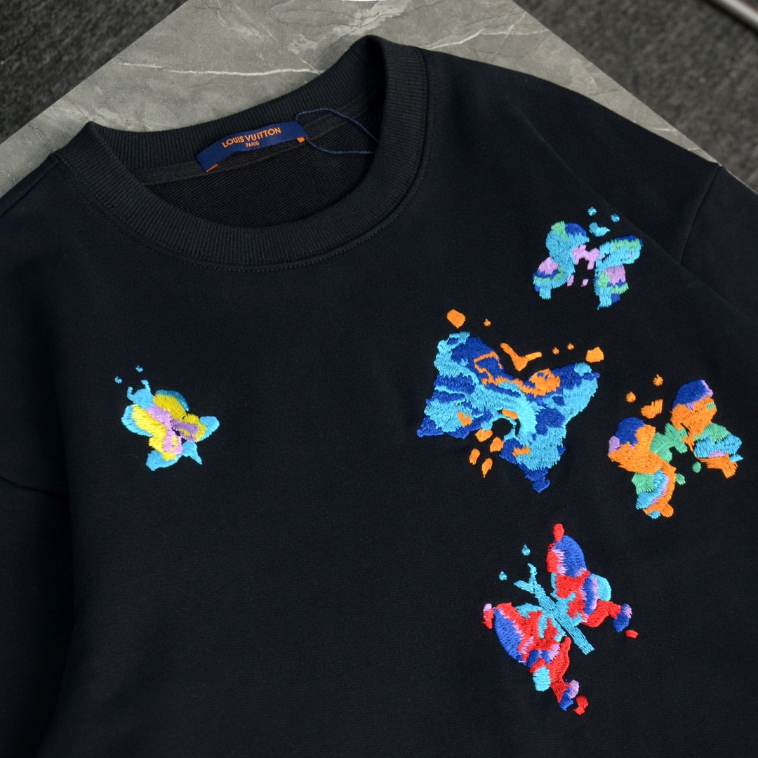 High quality fashion embroidered graffiti hoodie 1 pls add : 18859952090 if you need size guide