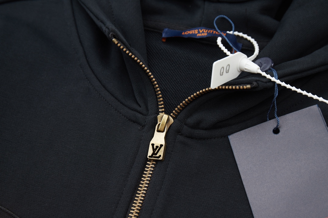 High quality fashion embroidered graffiti hoodie 1 pls add : 18859952090 if you need size guide