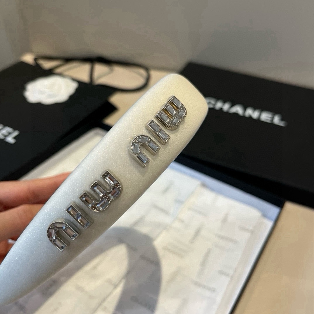 High quality patent leather hair bands, please add : 18030258501 if you need size guide
