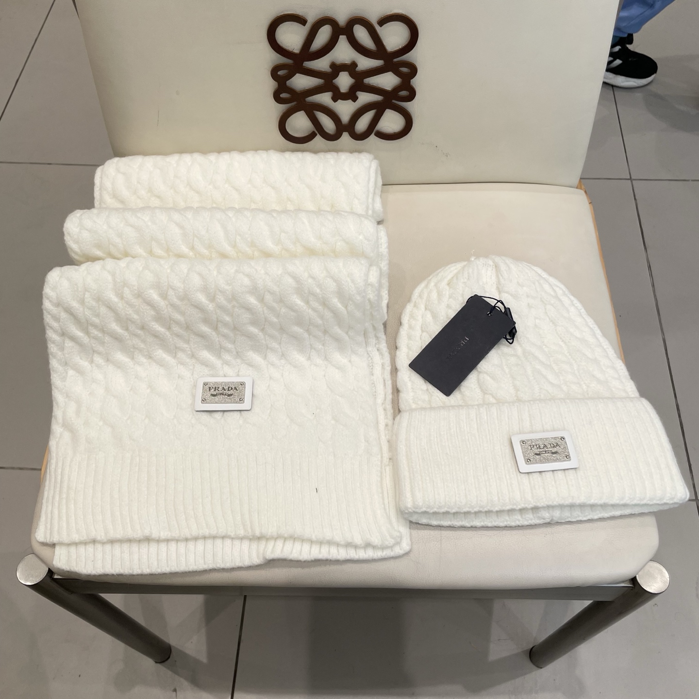 高质量三角标志针织帽围巾套装