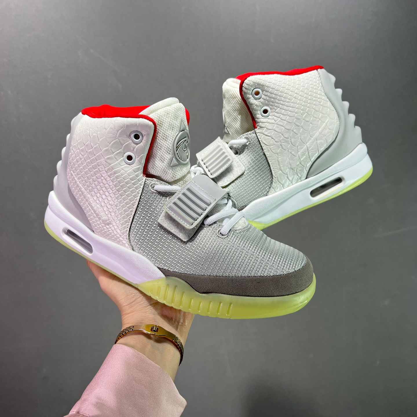 High quality and high top basketball shoes, please add : 18030258501 if you need size guidance