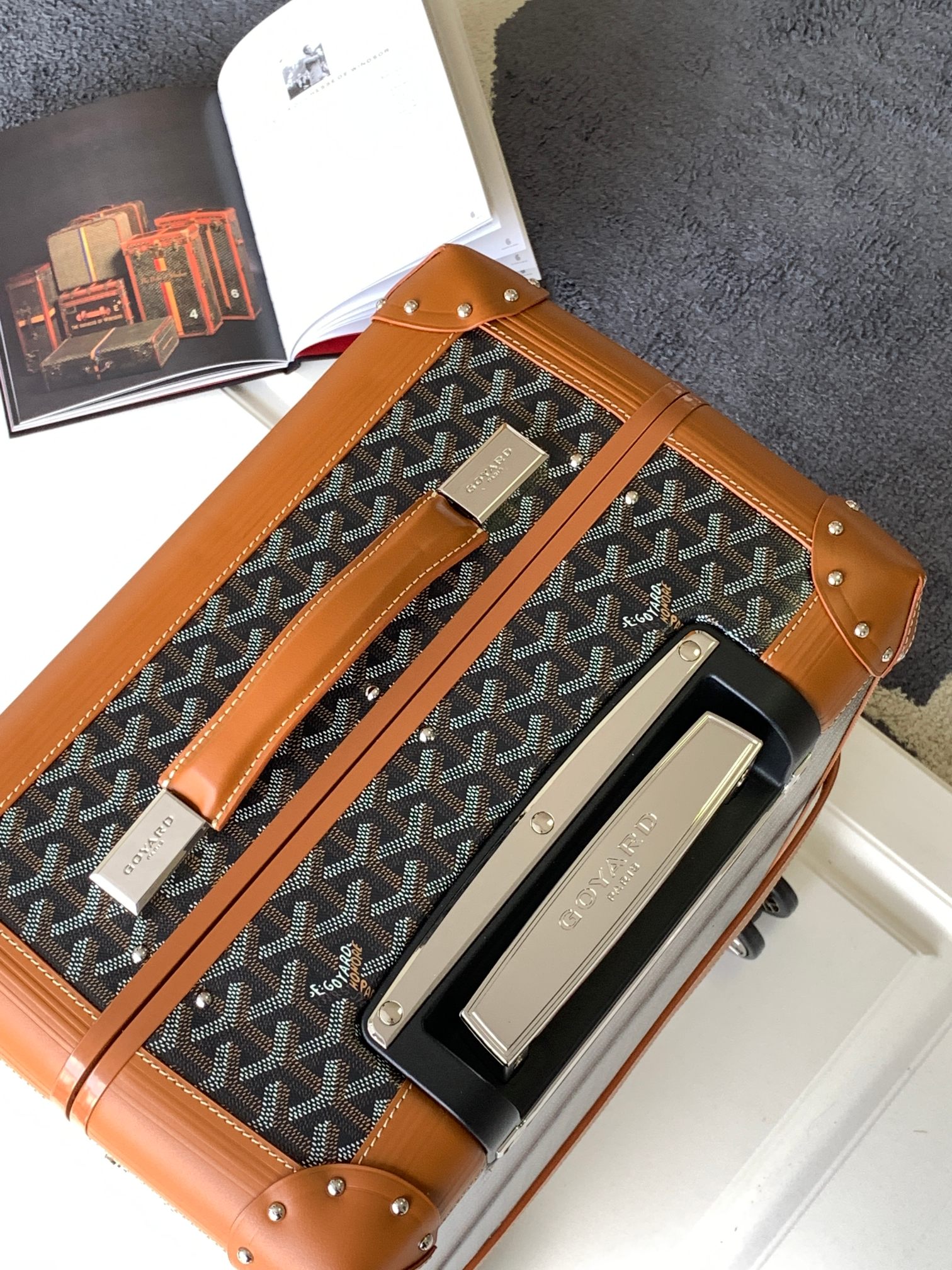 High quality retro style hand-held laptop case