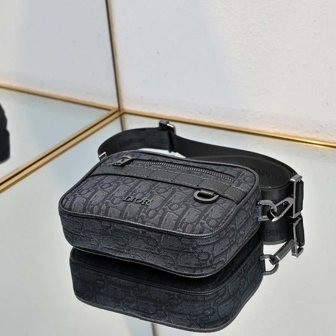 Classic messenger bag with shoulder strap cost-effective version