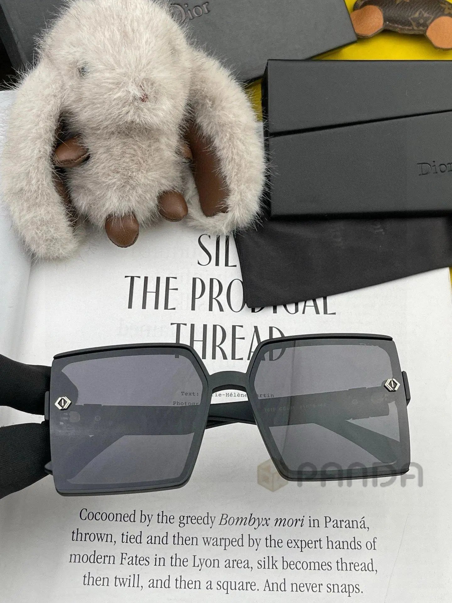 High quality thick framed gold label sunglasses 3 pcs add : 18859952090 if you need size guide