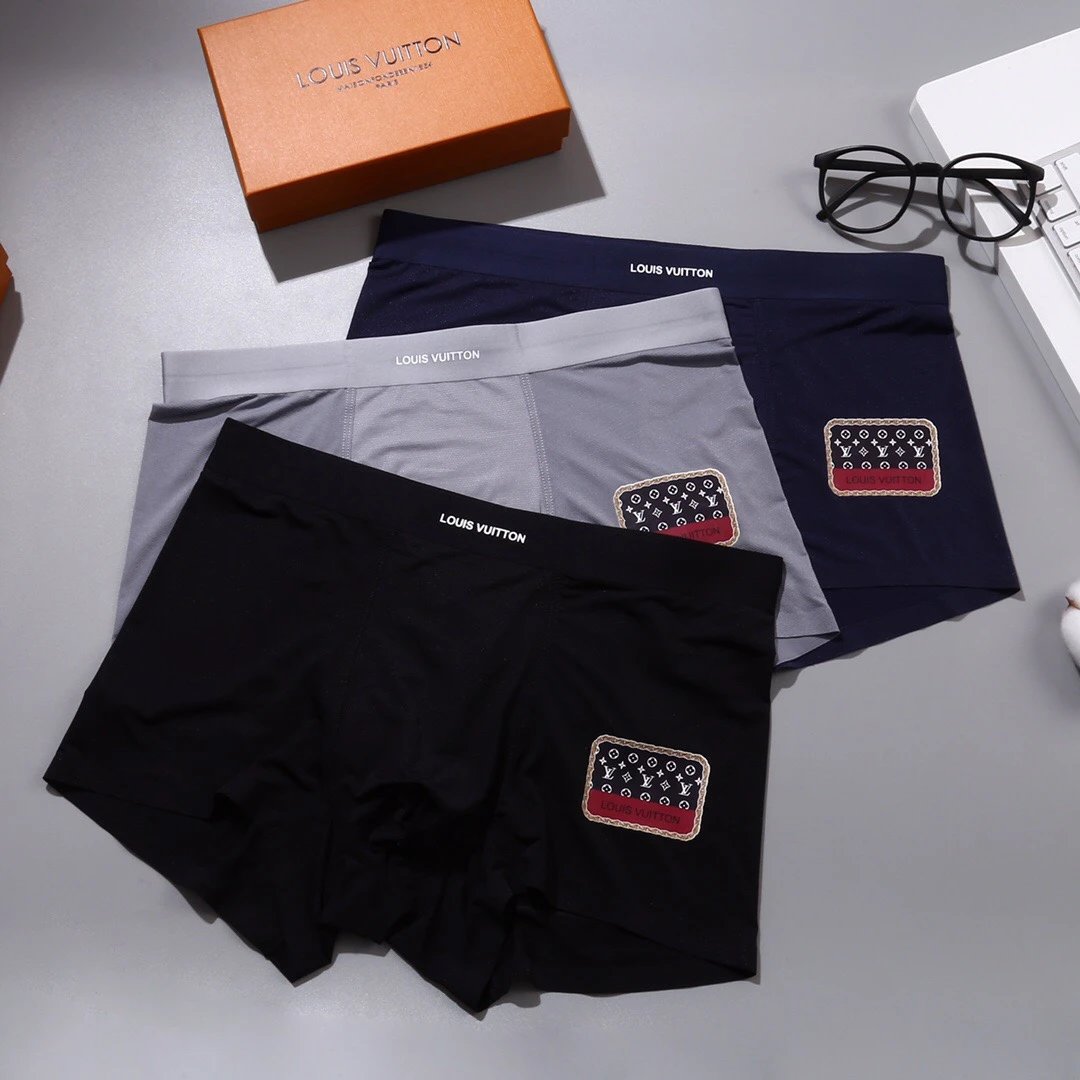 High quality men's underwear in a box of three, color options available 01