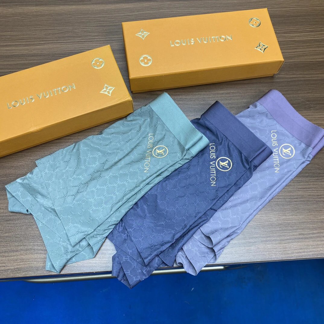 High quality men's underwear in a box of three, color options available 01