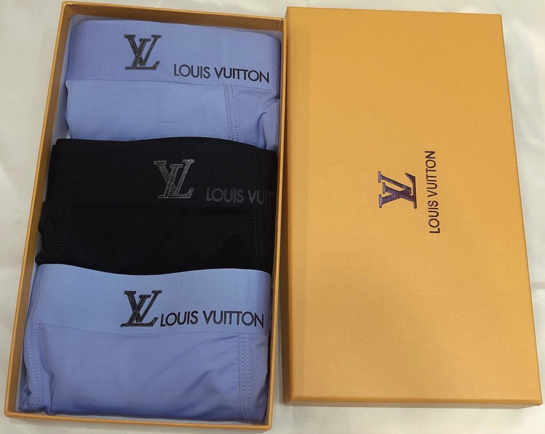 High quality men's underwear in a box of three, color options available 01