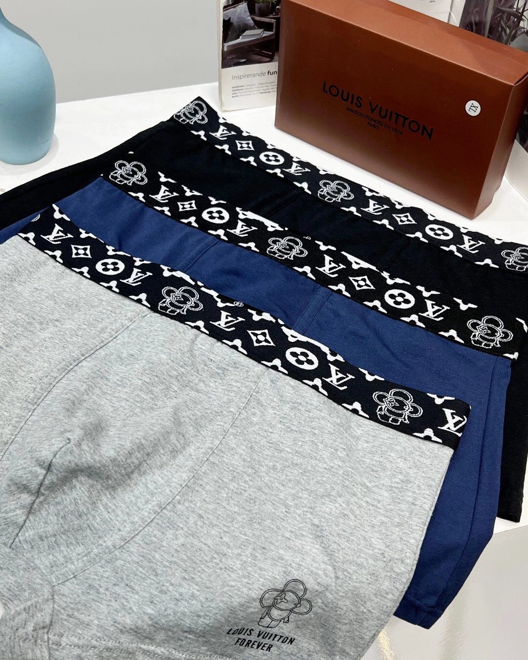 High quality men's underwear in a box of three, color options available 01