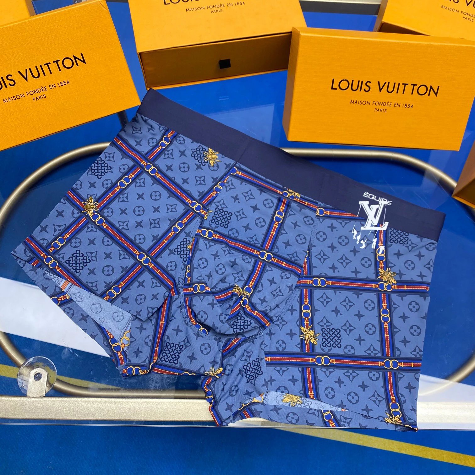 High quality men's underwear in a box of three, color options available 01