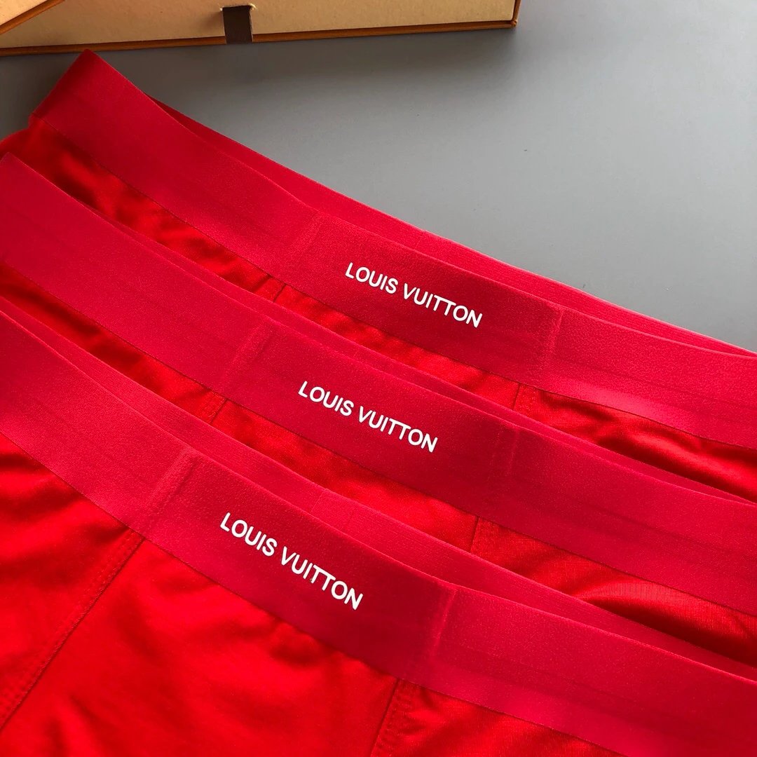 High quality men's underwear in a box of three, color options available 01