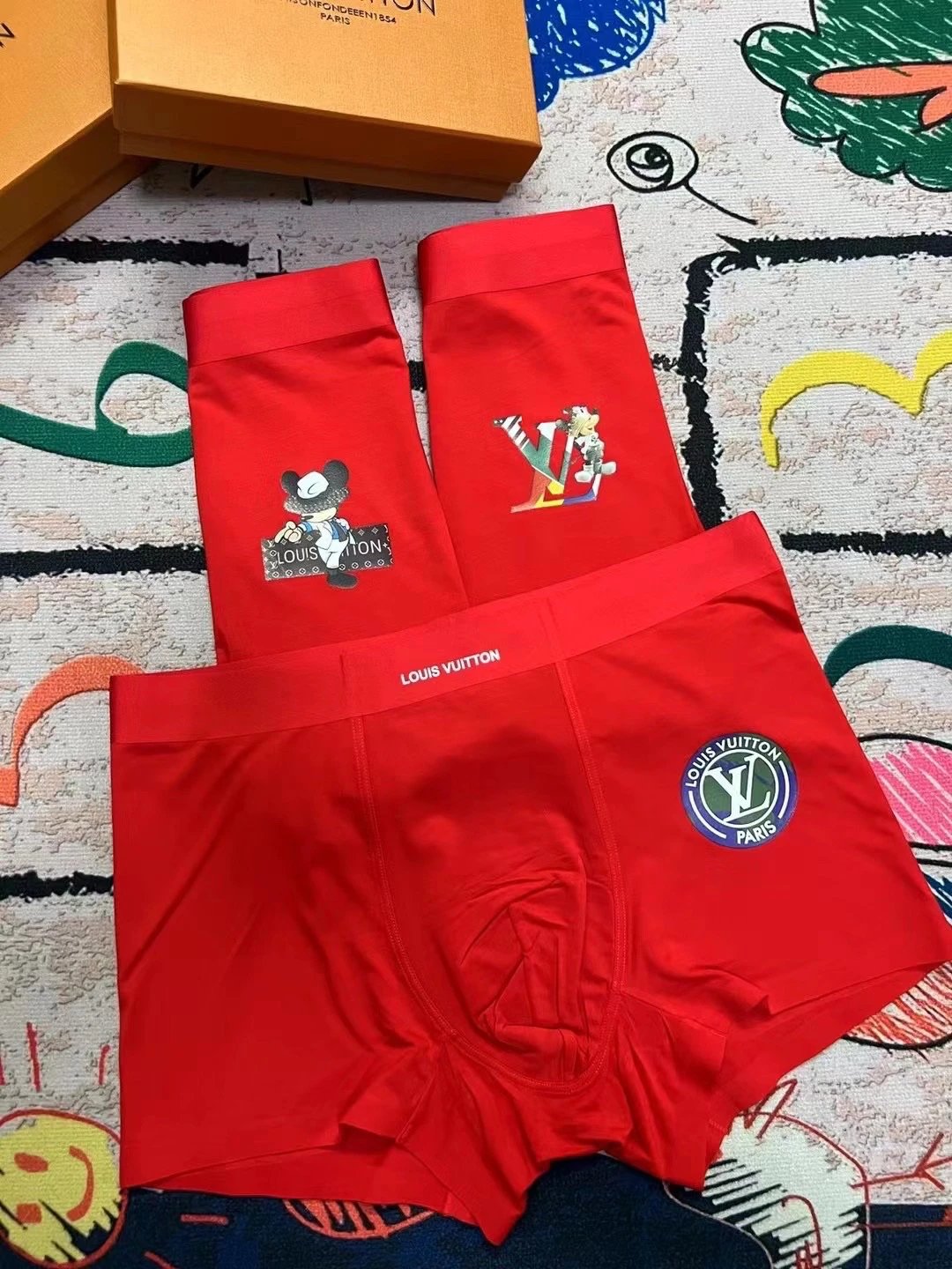 High quality men's underwear in a box of three, color options available 01