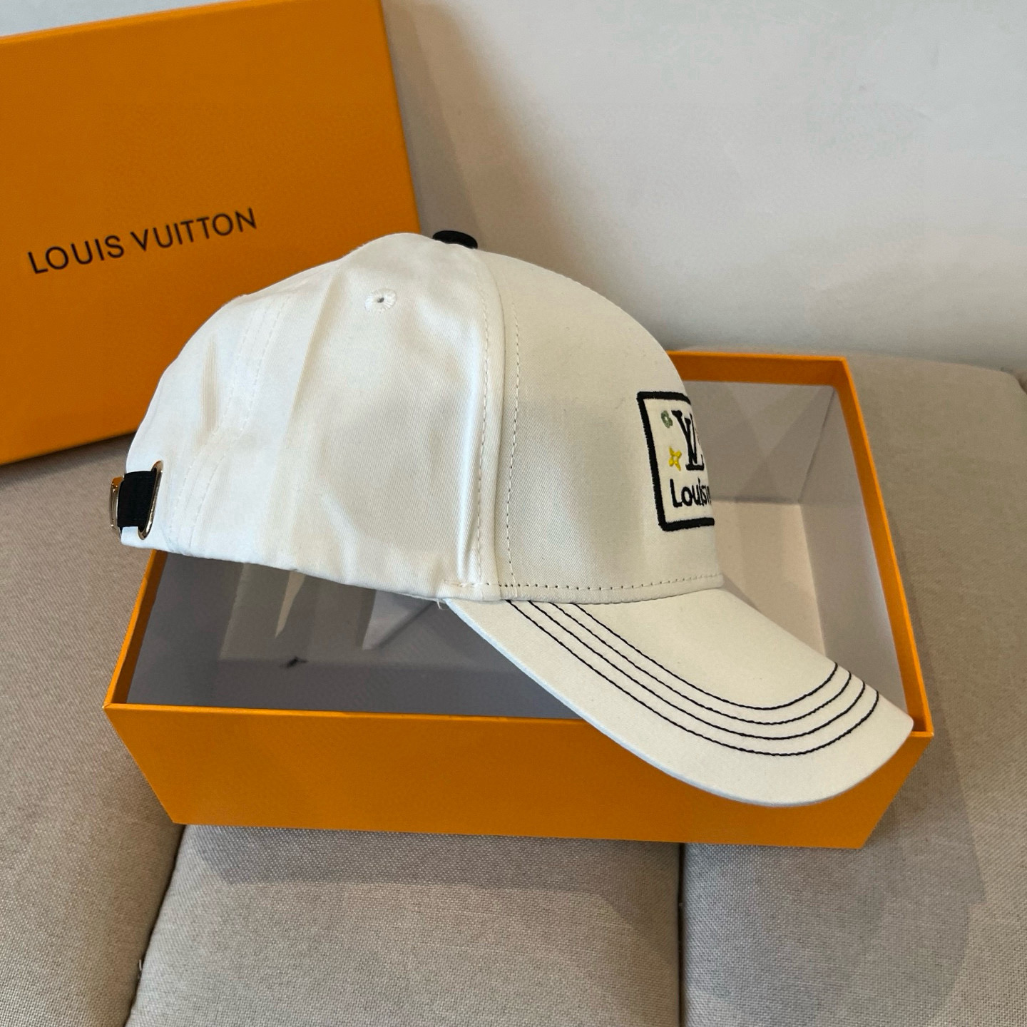 High quality and fashionable baseball cap new 3 pcs add : 18859952090 if you need size guide