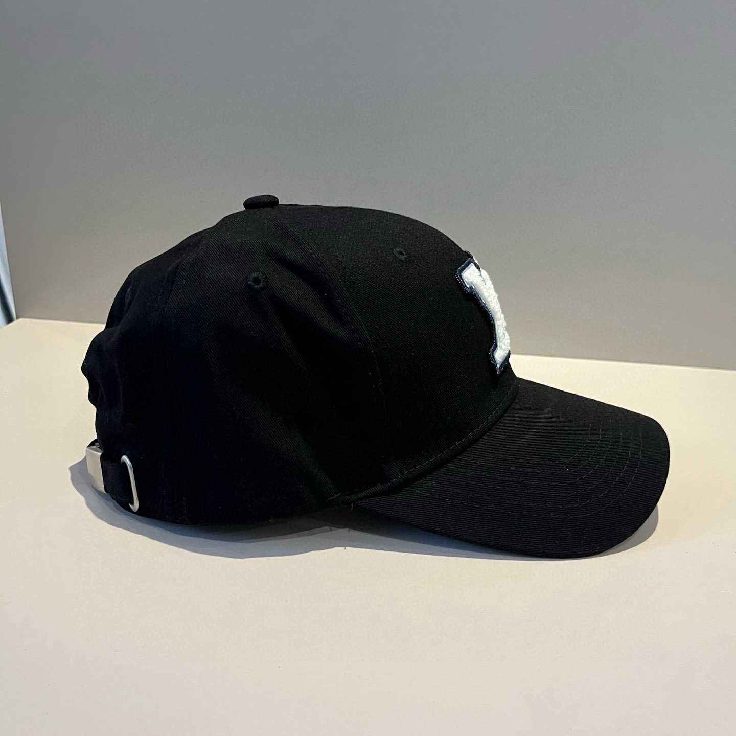 High quality and fashionable baseball cap new 3 pcs add : 18859952090 if you need size guide