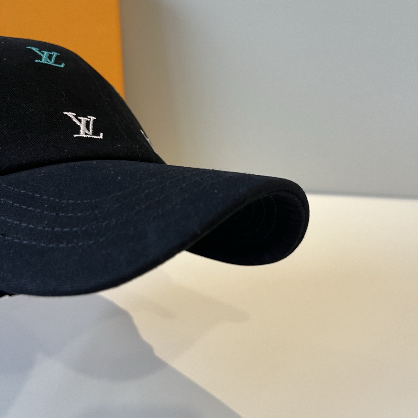 High quality and fashionable baseball cap new 3 pcs add : 18859952090 if you need size guide