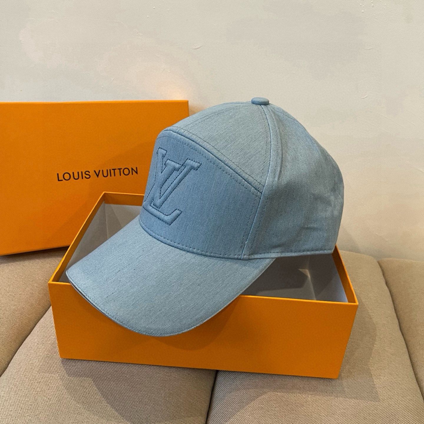 High quality and fashionable baseball cap new 3 pcs add : 18859952090 if you need size guide