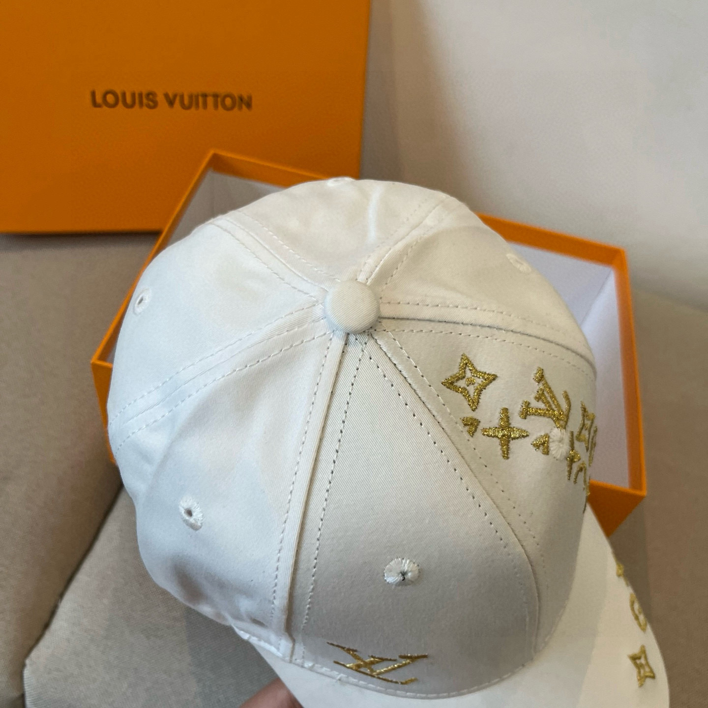 High quality and fashionable baseball cap new 3 pcs add : 18859952090 if you need size guide