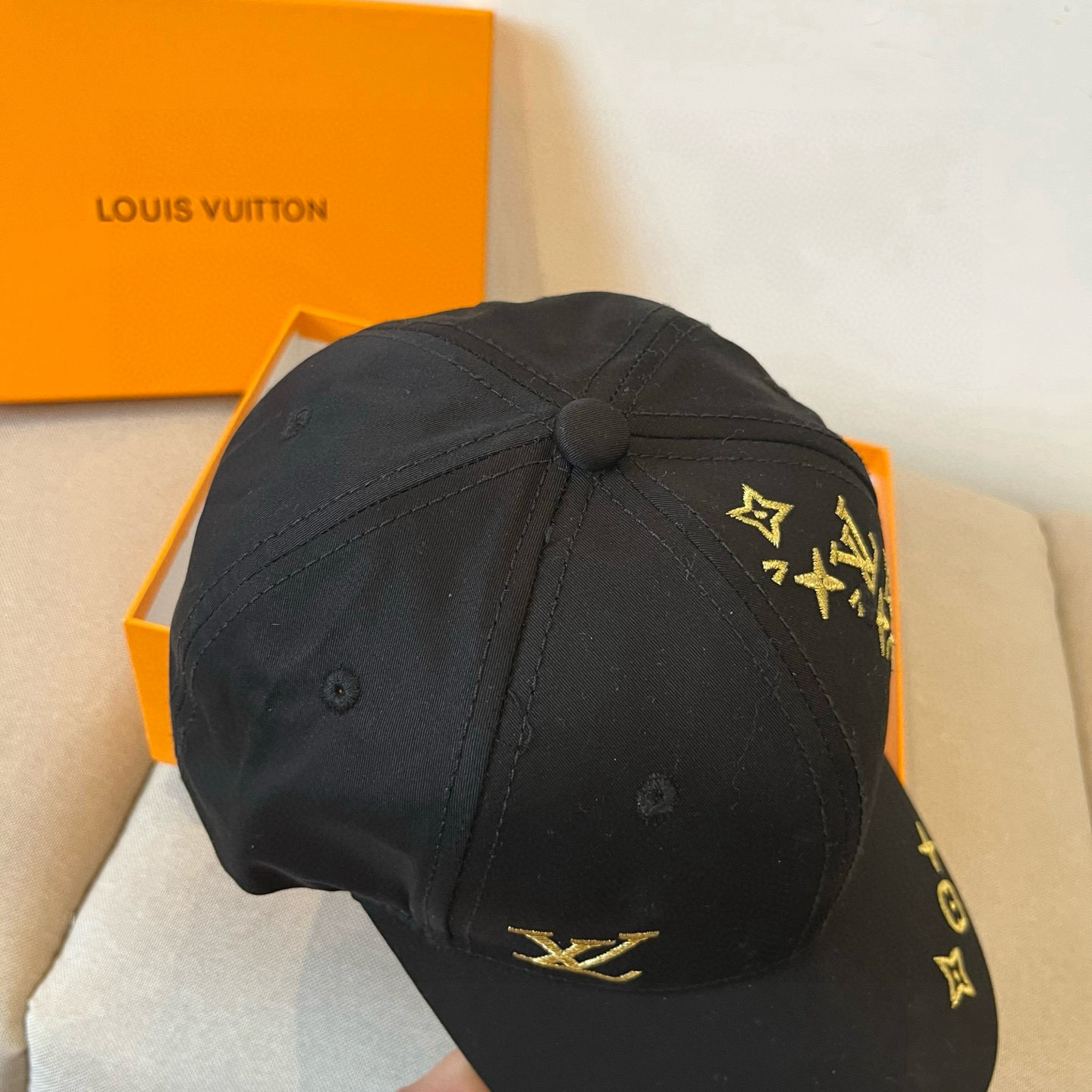 High quality and fashionable baseball cap new 3 pcs add : 18859952090 if you need size guide