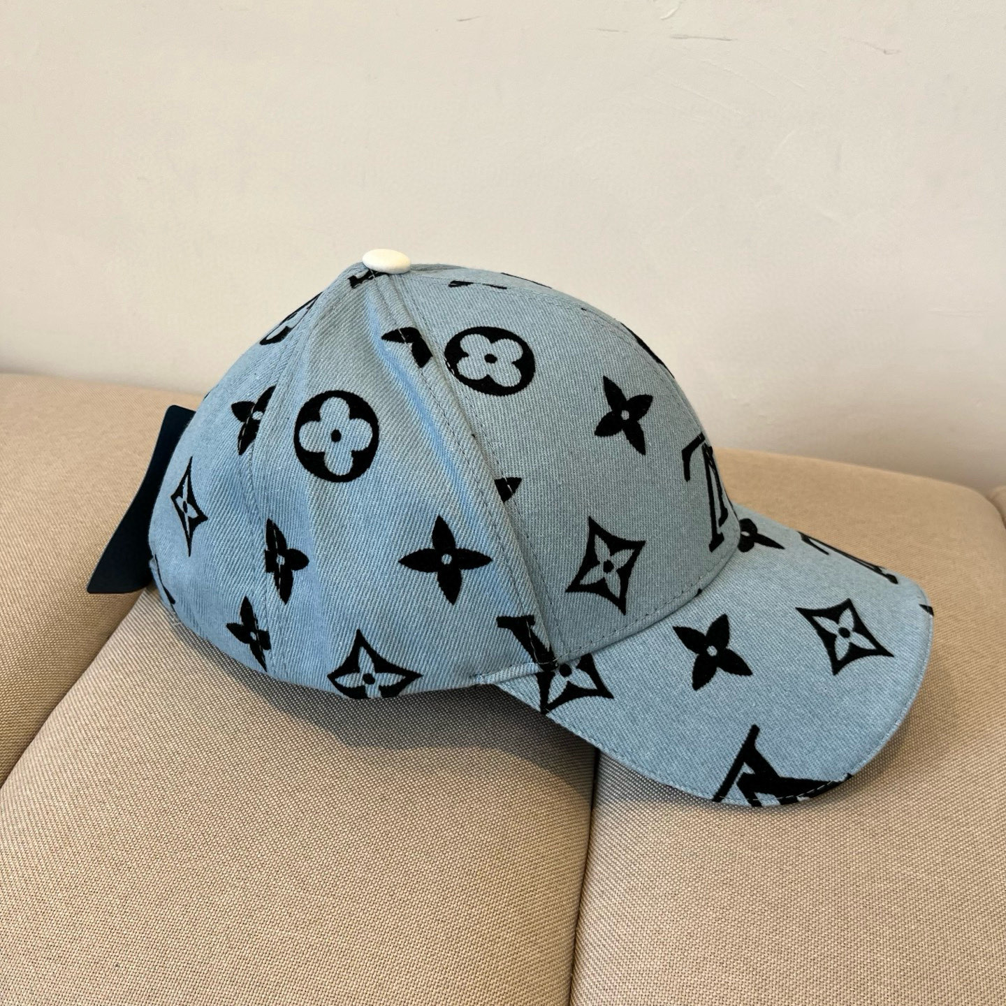 High quality and fashionable baseball cap new 3 pcs add : 18859952090 if you need size guide