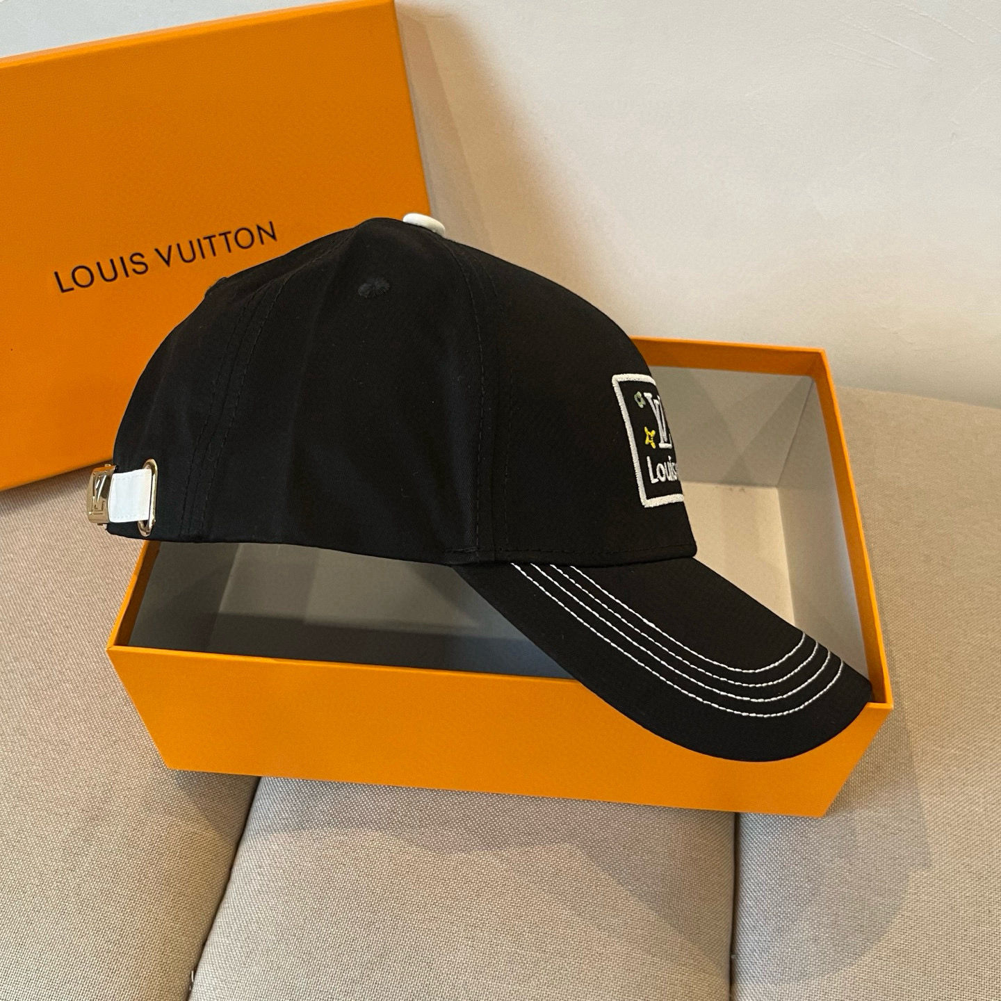 High quality and fashionable baseball cap new 3 pcs add : 18859952090 if you need size guide