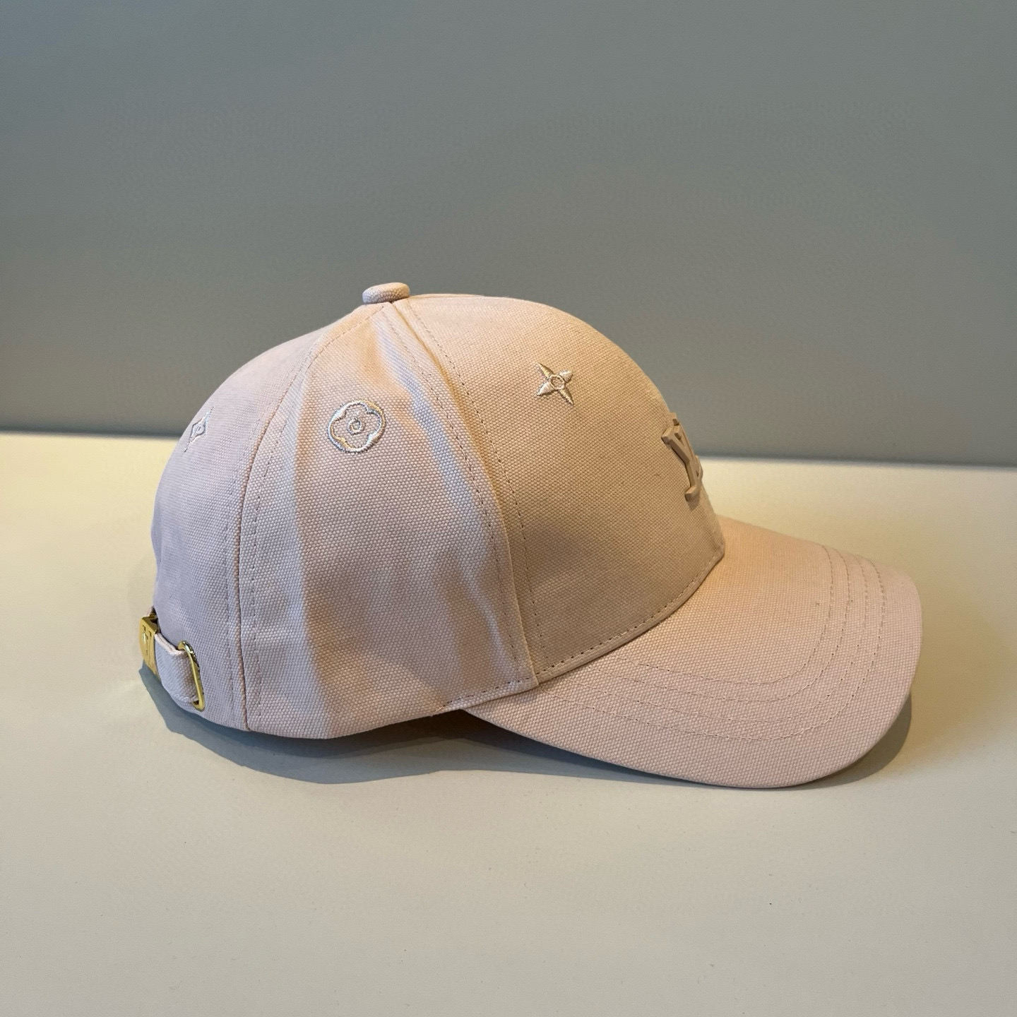 High quality and fashionable baseball cap new 3 pcs add : 18859952090 if you need size guide
