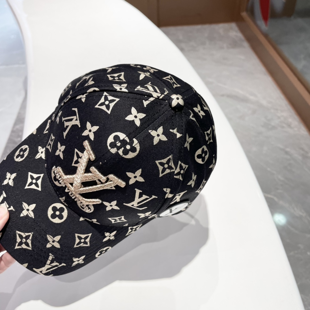High quality and fashionable baseball cap new 4 pcs add : 18859952090 if you need size guide