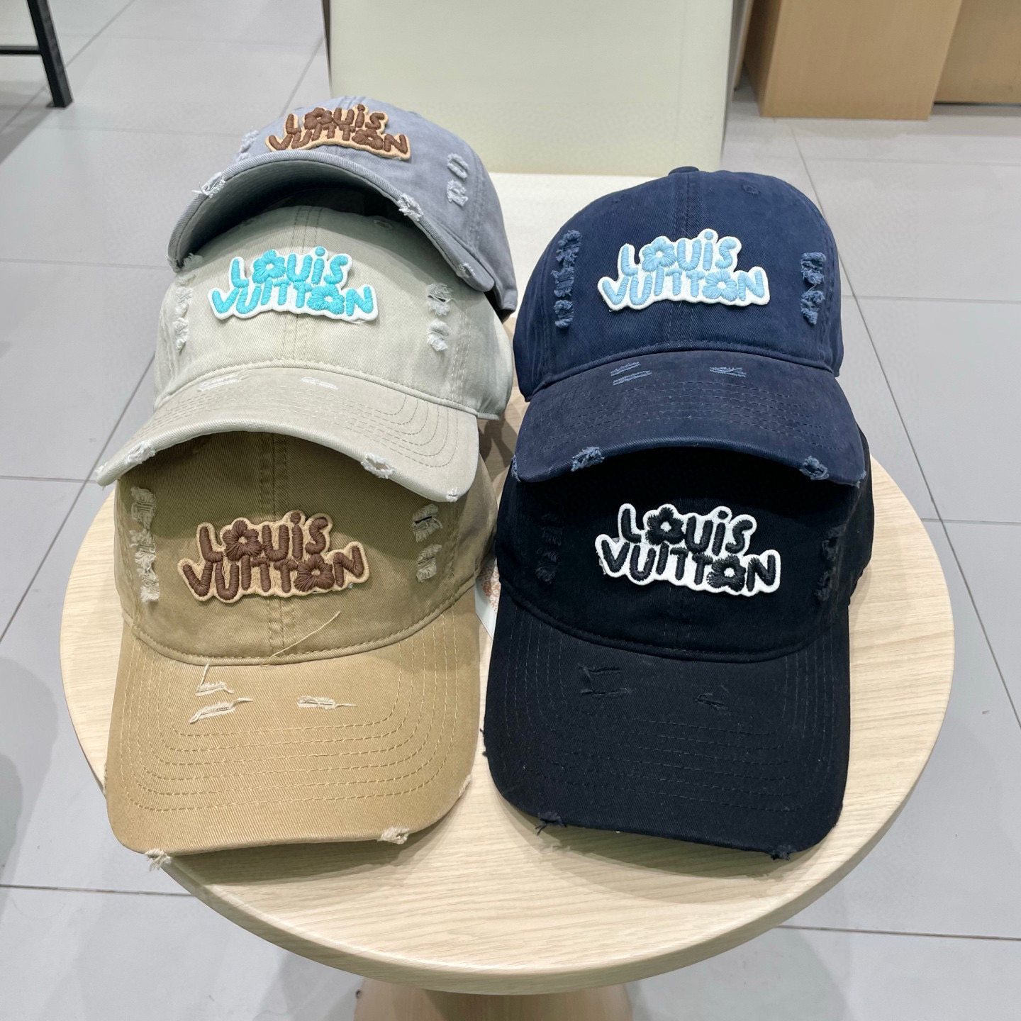 High quality and fashionable baseball cap new 4 pcs add : 18859952090 if you need size guide