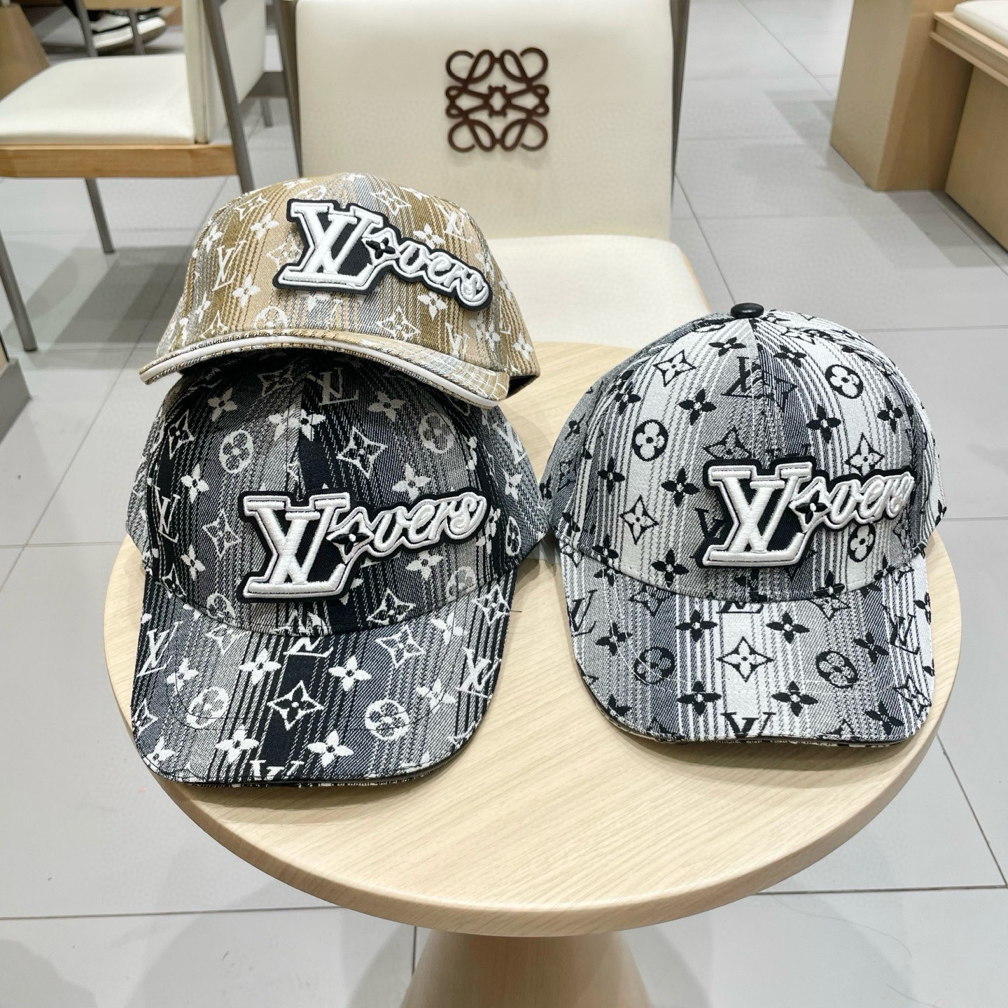 High quality and fashionable baseball cap new 4 pcs add : 18859952090 if you need size guide