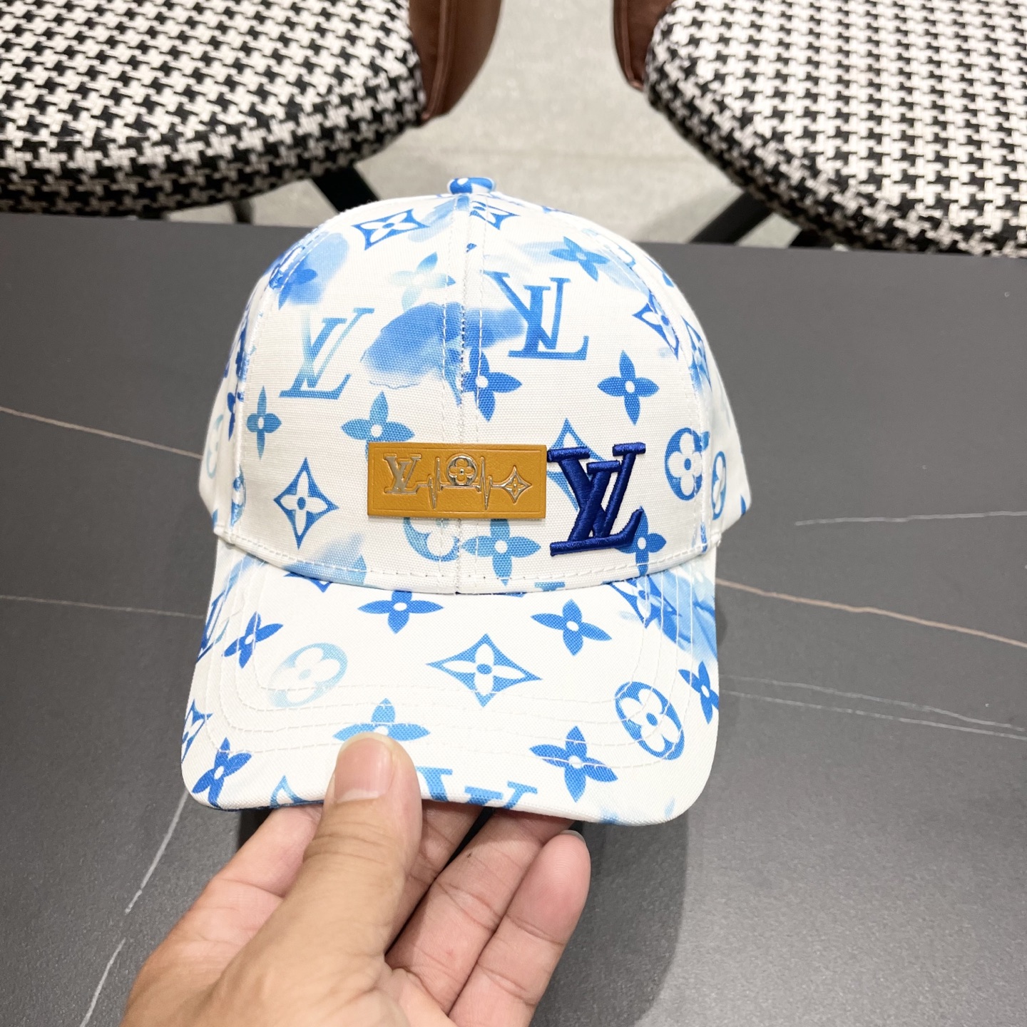 High quality and fashionable baseball cap new 4 pcs add : 18859952090 if you need size guide