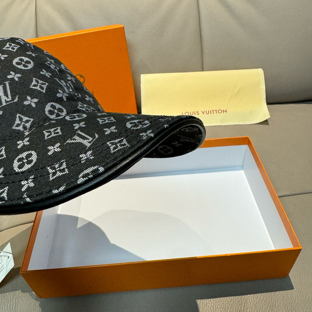 High quality and fashionable baseball cap new 5 pcs add : 18859952090 if you need size guide