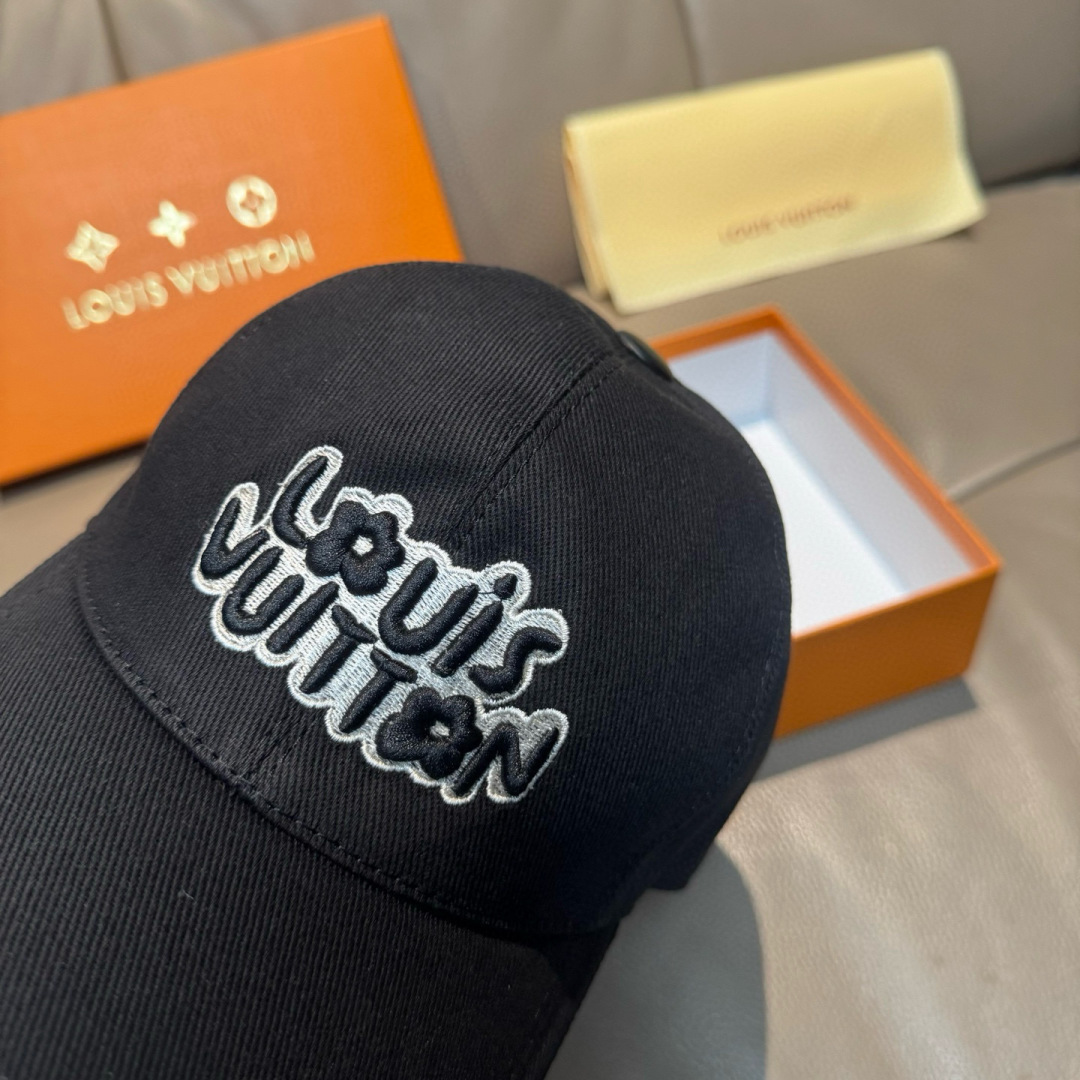 High quality and fashionable baseball cap new 5 pcs add : 18859952090 if you need size guide