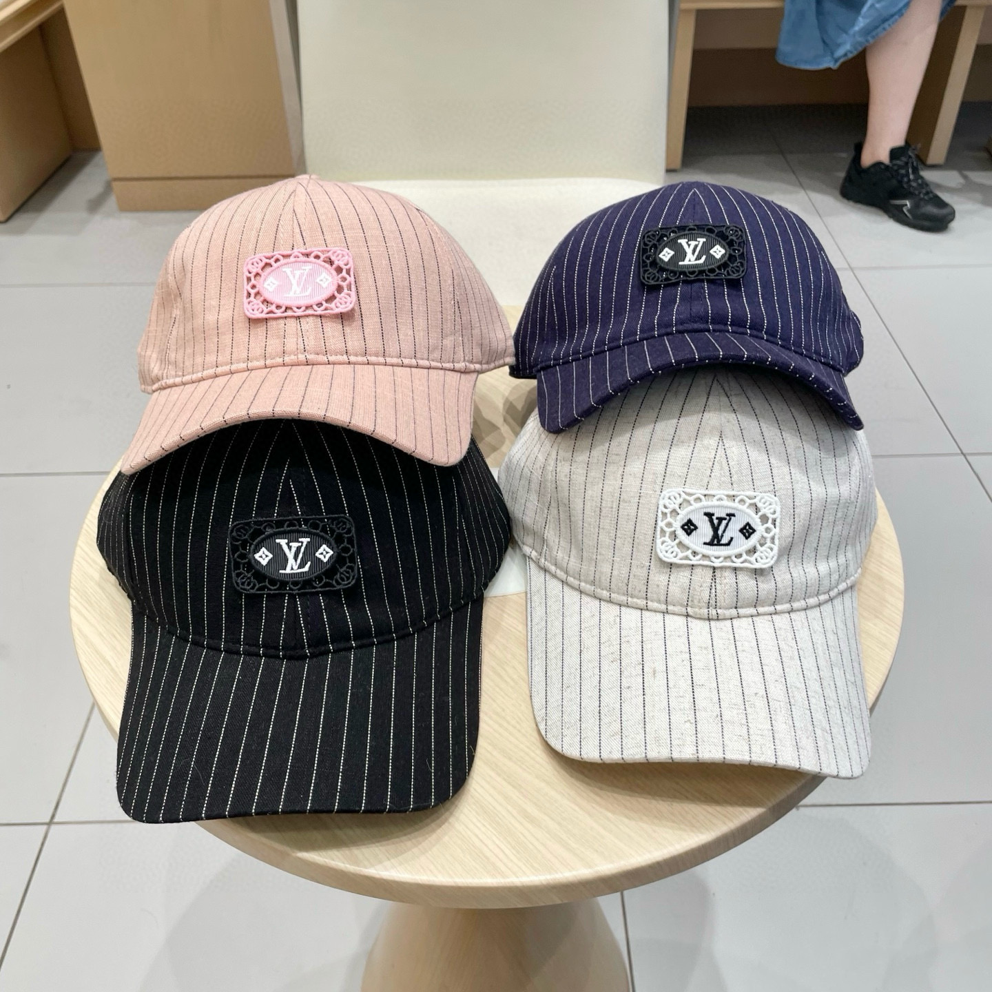 High quality and fashionable baseball cap new 5 pcs add : 18859952090 if you need size guide