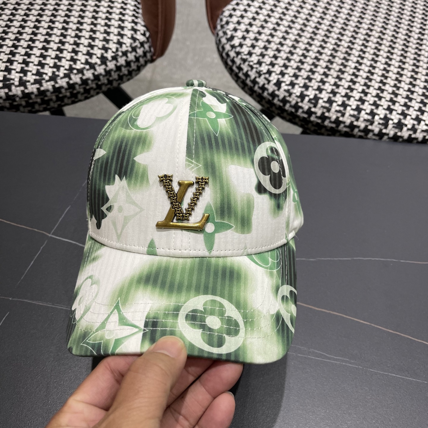 High quality and fashionable baseball cap new 5 pcs add : 18859952090 if you need size guide