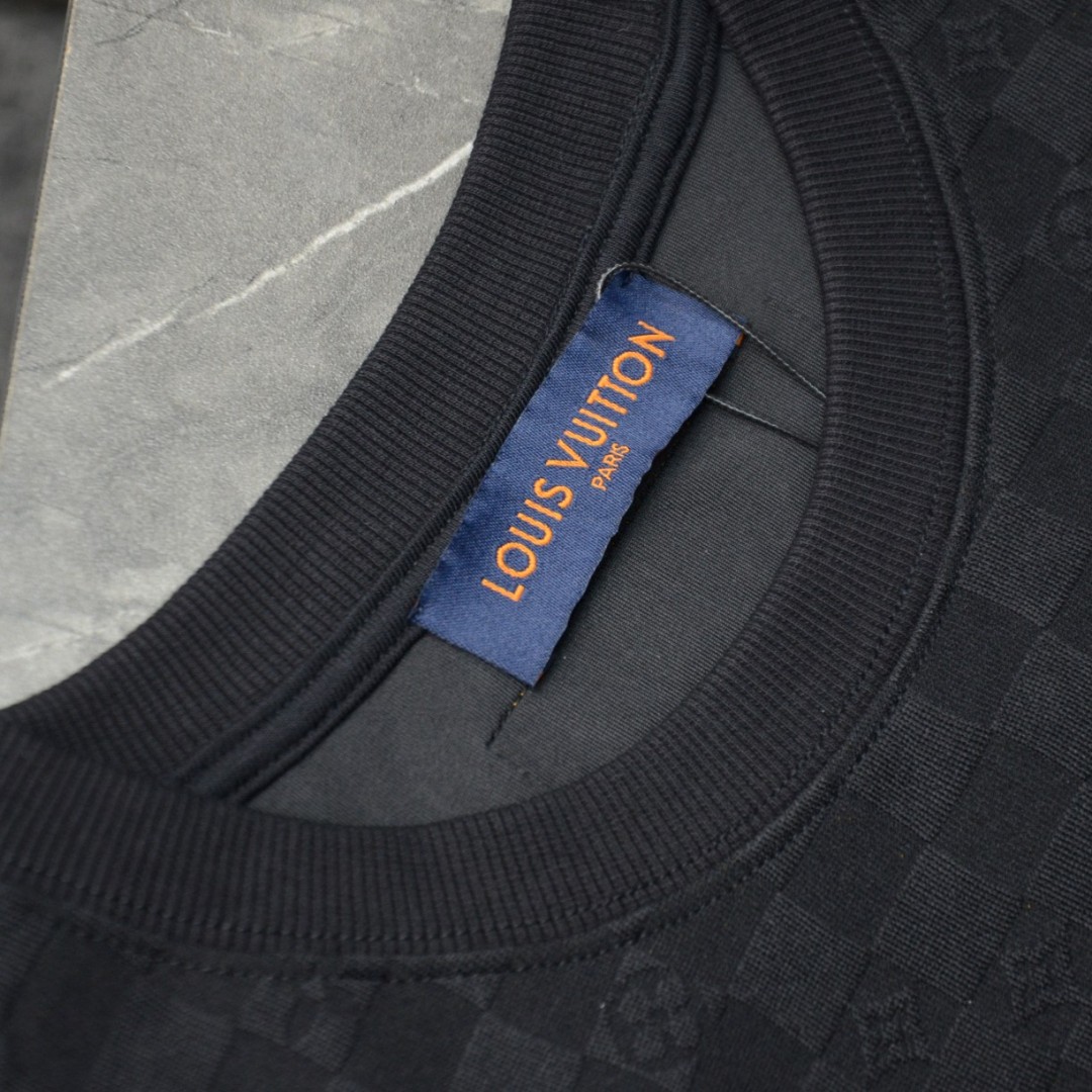 High quality fashion embroidered graffiti hoodie 1 pls add : 18859952090 if you need size guide