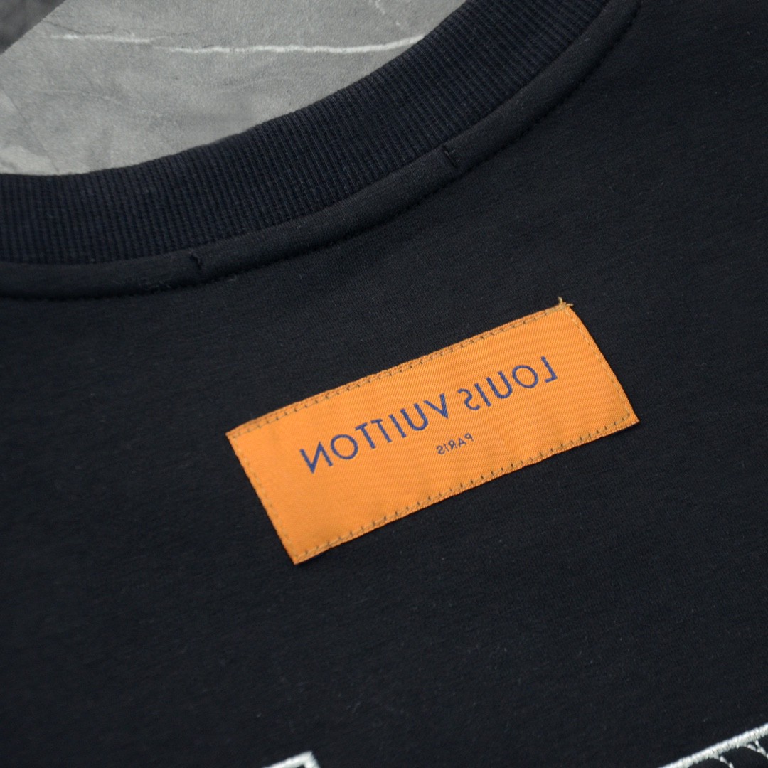 High quality fashion embroidered graffiti hoodie 1 pls add : 18859952090 if you need size guide
