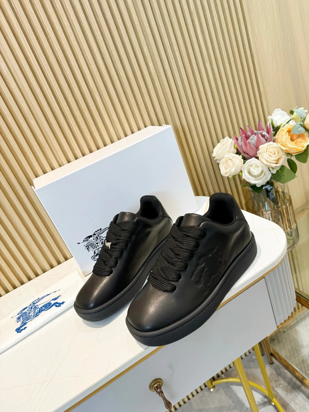 Sports and leisure shoes 011