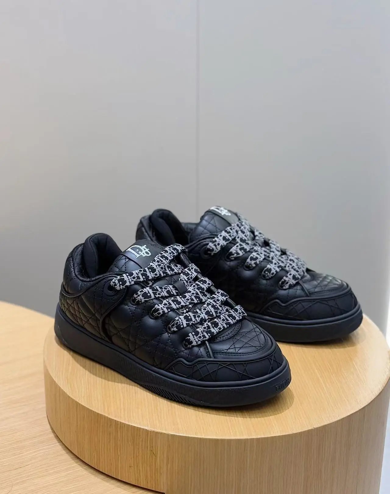 High quality bread shoes 2 pcs add : 18030258501 if you need size guide