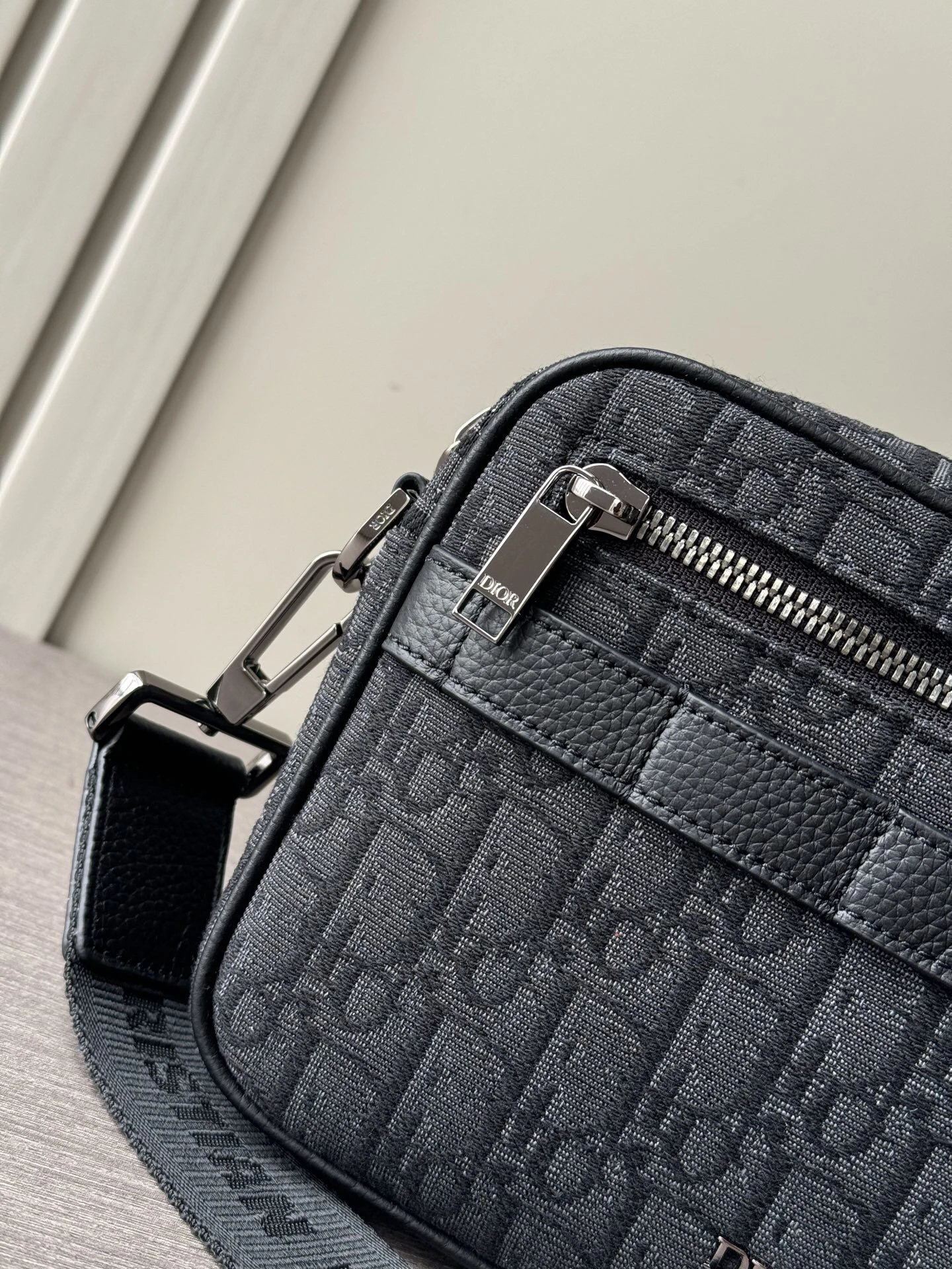 The highest version of the classic messenger bag comes with shoulder straps and is a cost-effective version